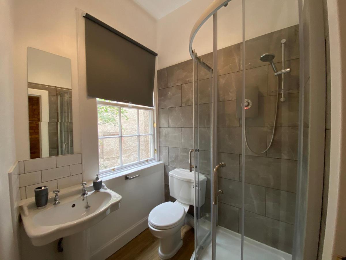 Aparthotel Royal Mile Balconies By The Castle à Édimbourg Extérieur photo A shower room in the UK