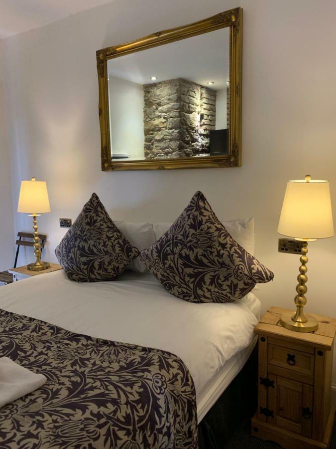 Aparthotel Royal Mile Balconies By The Castle à Édimbourg Extérieur photo A bedroom at the hotel